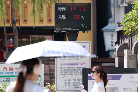 気温は日陰で測るが東京都民は日射3割増の直撃を受ける