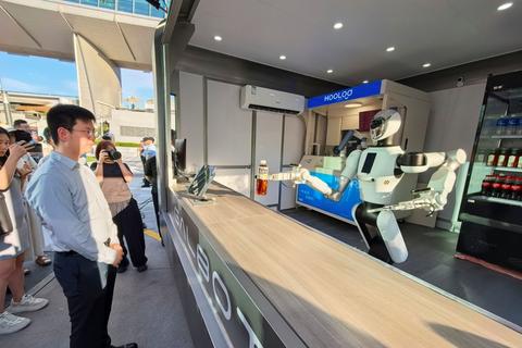 A realistic growth target and a policy accommodating the middle class are key to stabilizing the faltering Chinese economy beset by a prolonged lack of self-confidence